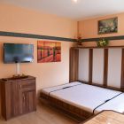 Wohn- Schlafzimmer mit Smartbett (aufgeklappt)